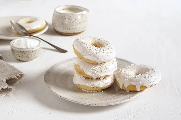 Ev yapımı şeker tozlu çörek seramik tabakta ve soslu tekneler beyaz arka planda, seçici odak, kopyalama alanı