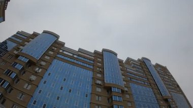 Camdan ve tuğladan yapılmış yüksek katlı bir binanın cephesi