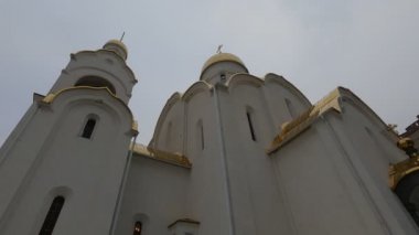 Beyaz Hıristiyan kilisesi, altın kubbeleri ve şapeli olan tapınak.