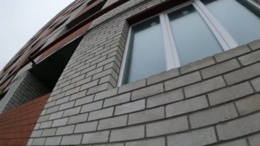 Kırmızı ve beyaz tuğlalardan yapılmış yeni boş gökdelenler
