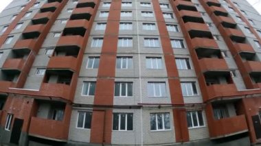 Kırmızı ve beyaz tuğlalardan yapılmış yeni boş gökdelenler