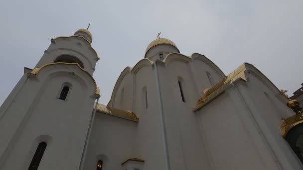 Eglise Chrétienne Blanche Temple Avec Dômes Dorés Chapelle — Video