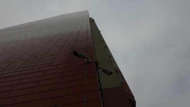 Cctv Camera Muur Van Het Gebouw Bewaakt Straten Van Stad — Stockvideo
