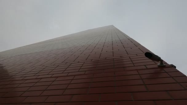 Telecamera Circuito Chiuso Sul Muro Dell Edificio Sorveglia Strade Della — Video Stock