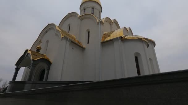 Vit Kristen Kyrka Tempel Med Gyllene Kupoler Och Kapell — Stockvideo