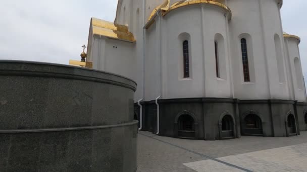 Vit Kristen Kyrka Tempel Med Gyllene Kupoler Och Kapell — Stockvideo