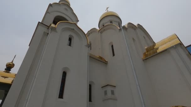 Vit Kristen Kyrka Tempel Med Gyllene Kupoler Och Kapell — Stockvideo
