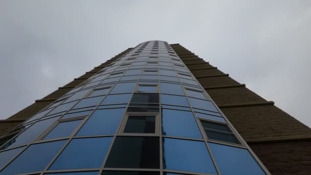 Camdan Tuğladan Yapılmış Yüksek Katlı Bir Binanın Cephesi — Stok video