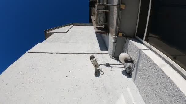 Камера Видеонаблюдения Стене Здания Охраняет Улицы Города — стоковое видео