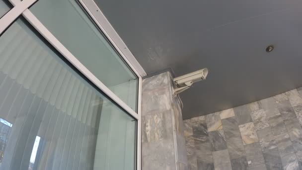 Cámara Cctv Pared Del Edificio Guarda Las Calles Ciudad — Vídeos de Stock