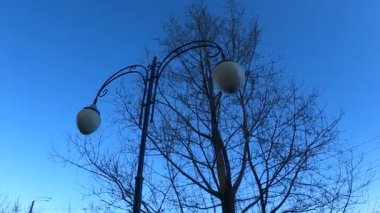 Gün boyunca patikaları aydınlatmak için sokak lambaları