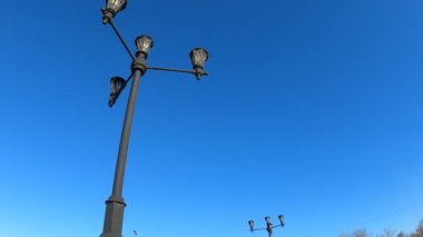 Gün boyunca patikaları aydınlatmak için sokak lambaları