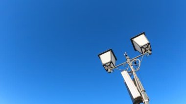 Gün boyunca patikaları aydınlatmak için sokak lambaları