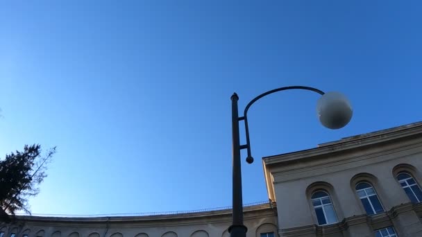 Farolas Para Iluminar Senderos Durante Día — Vídeos de Stock