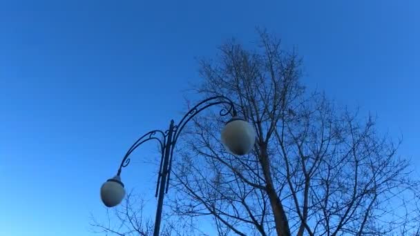 Lâmpadas Rua Para Iluminar Trilhos Durante Dia — Vídeo de Stock