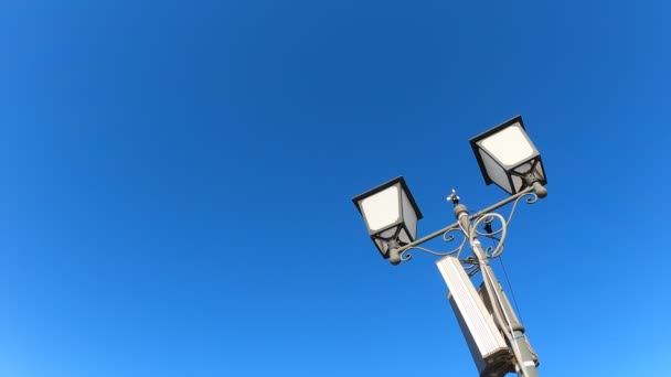 日间照明行人路的街灯 — 图库视频影像