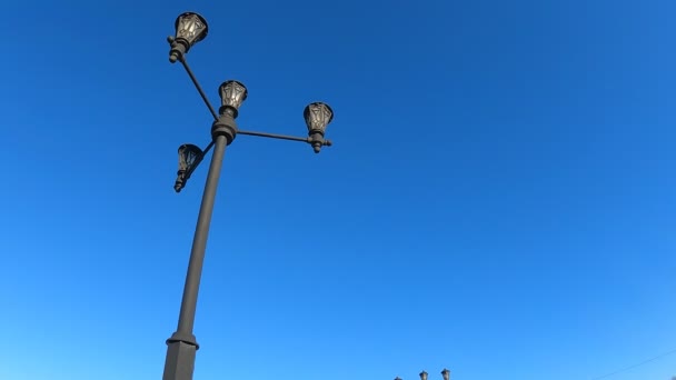 Lâmpadas Rua Para Iluminar Trilhos Durante Dia — Vídeo de Stock