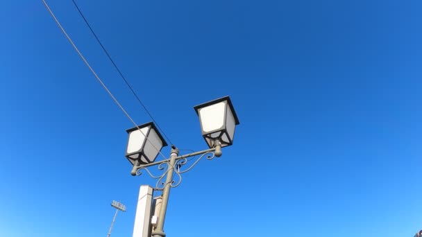 Lampy Uliczne Oświetlające Chodniki Ciągu Dnia — Wideo stockowe