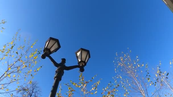 Lâmpadas Rua Para Iluminar Trilhos Durante Dia — Vídeo de Stock