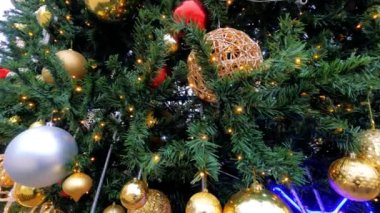 Parlayan oyuncakları, çelengi ve büyük yıldızı olan uzun Noel ağacı, şehir ağacı.