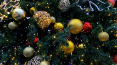 Parlayan oyuncakları, çelengi ve büyük yıldızı olan uzun Noel ağacı, şehir ağacı.