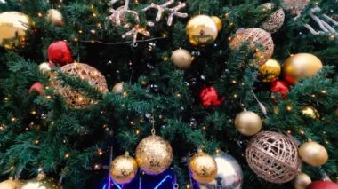 Parlayan oyuncakları, çelengi ve büyük yıldızı olan uzun Noel ağacı, şehir ağacı.