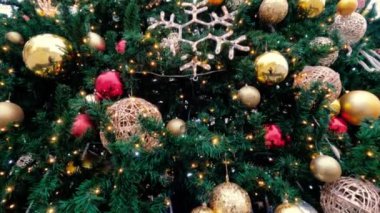 Parlayan oyuncakları, çelengi ve büyük yıldızı olan uzun Noel ağacı, şehir ağacı.