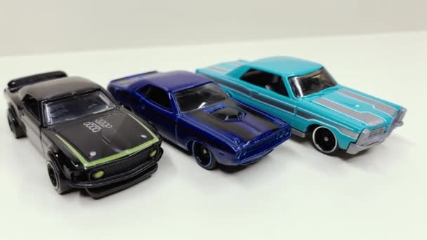 Kleine Spielzeugmodelle Echter Autos — Stockvideo