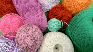 Kromakey masasında örgü örmek için çok renkli iplikler