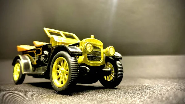 Carro Brinquedo Retro Com Inserções Ouro Corpo Modelo Colecionável — Fotografia de Stock