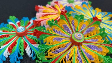 Renkli kağıt işçiliği ve çiçek tüy dökme tekniği.