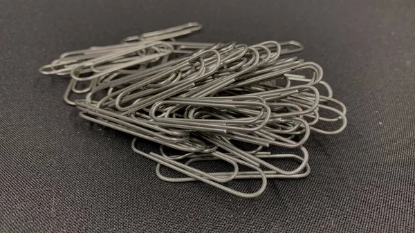 Lots Metal Paper Clips Scattered Black Table — Stockfoto