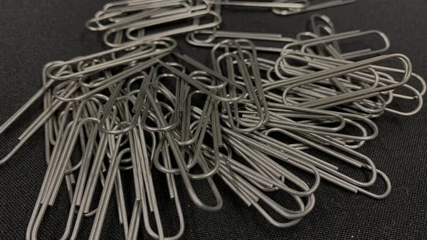 Lots Metal Paper Clips Scattered Black Table — Stockfoto