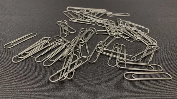 Lots Metal Paper Clips Scattered Black Table — Stockfoto