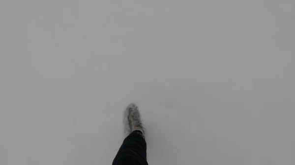 在多雪的森林里走小路 在雪地里穿鞋穿裤 在寒冷的天气里踩着厚厚的雪 — 图库照片