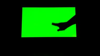 Elektronik cihazlarda krom anahtar, telefon ve monitör, ışık yokluğunda ekranda yeşil ekran ve el kaydırma