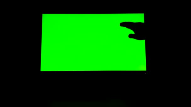 電子デバイス上のクロマキー 携帯電話やモニター 緑の画面と手が光が存在しない状態で画面をスクロール — ストック動画