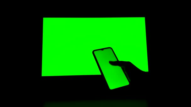 在没有光线的情况下 电子设备 电话和监视器 绿色屏幕和手摇屏幕上的色键 — 图库视频影像