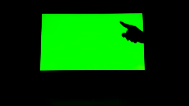 Цветная Клавиша Электронных Устройствах Телефоне Мониторе Зеленый Экран Прокрутка Руки — стоковое видео