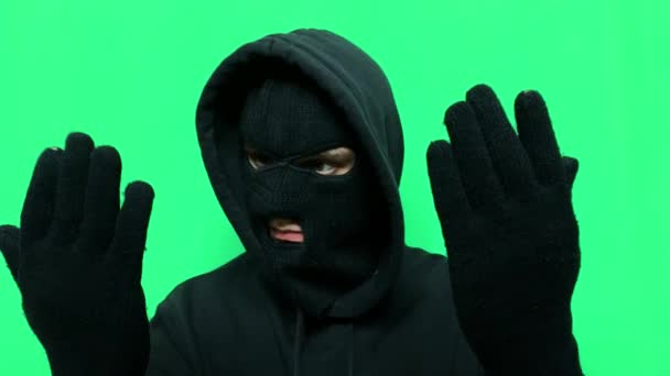 Vred Ung Mand Blevet Tyv Forbereder Sit Udstyr Tøj Grøn – Stock-video