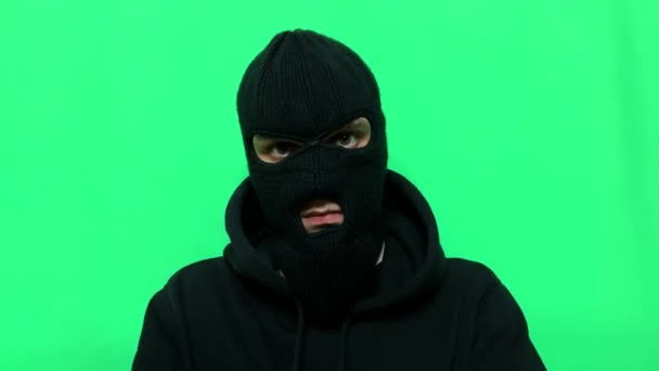 Rozzlobený Mladý Muž Stal Zlodějem Připravuje Své Vybavení Oblečení Zeleném — Stock video