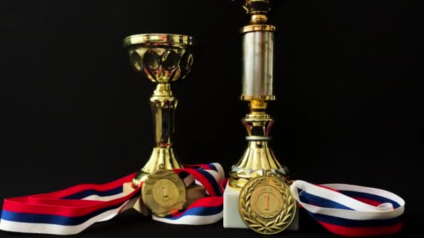 Gold Silber Bronzemedaillen Und Pokale Auf Schwarzem Hintergrund Zahlreiche Bedeutende — Stockvideo