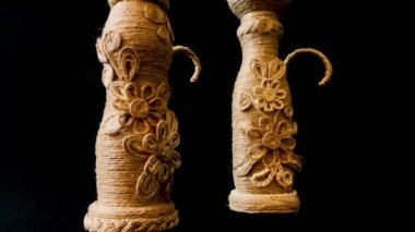 Jüt filigran teknolojisi kullanan el yapımı el sanatları. Bej ipten yapılmış uzun boylu ev kedileri.