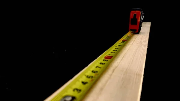 Trästav Fruktträ Mäts Med Ett Handtejpmått För Byggnadsarbete Centimetrarna Duken — Stockfoto
