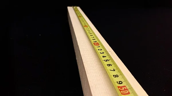 Trästav Fruktträ Mäts Med Ett Handtejpmått För Byggnadsarbete Centimetrarna Duken — Stockfoto