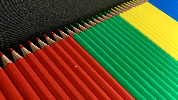 Lápices Multicolores Brillantes Para Dibujar Encuentran Una Mesa Negra — Foto de Stock