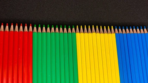 Fényes Sokszínű Ceruzák Rajzolásához Feküdjön Egy Fekete Asztalon — Stock Fotó