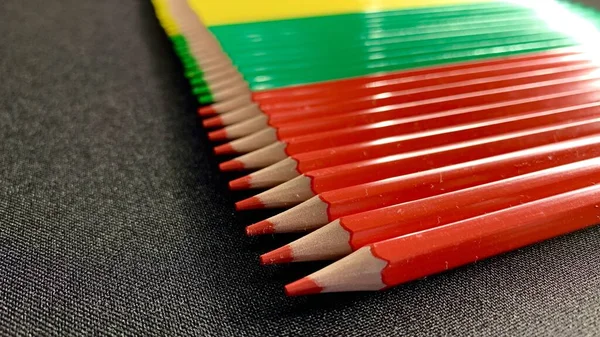 Helle Buntstifte Zum Zeichnen Liegen Auf Einem Schwarzen Tisch — Stockfoto