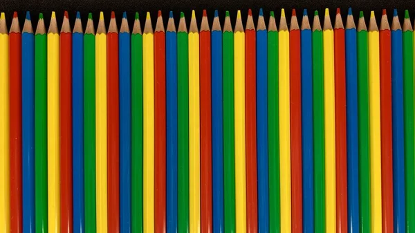 Lápices Multicolores Brillantes Para Dibujar Encuentran Una Mesa Negra — Foto de Stock