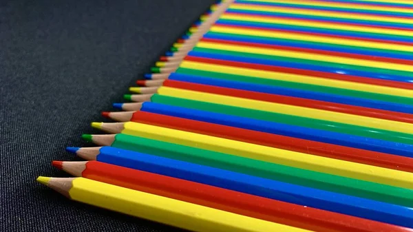 Lápices Multicolores Brillantes Para Dibujar Encuentran Una Mesa Negra — Foto de Stock